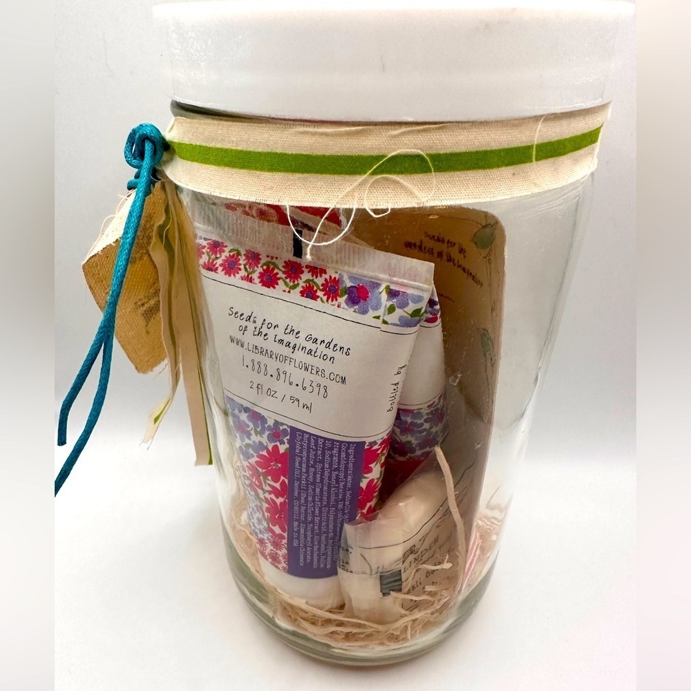 Library Of Flowers- Linden Bath Goods Sample Gift Set - Picture 4 of 5